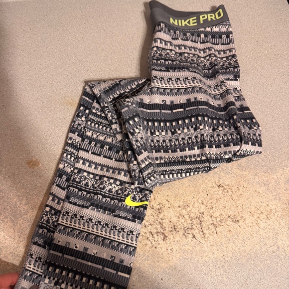 Nike Pro Black and Gray Patterned Leggings size medium - Picture 1 of 8